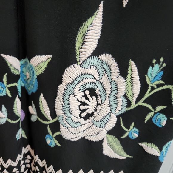 Glamour Black Bell Sleeve Dress with Floral Embroidery Pattern - Picture 6 of 10